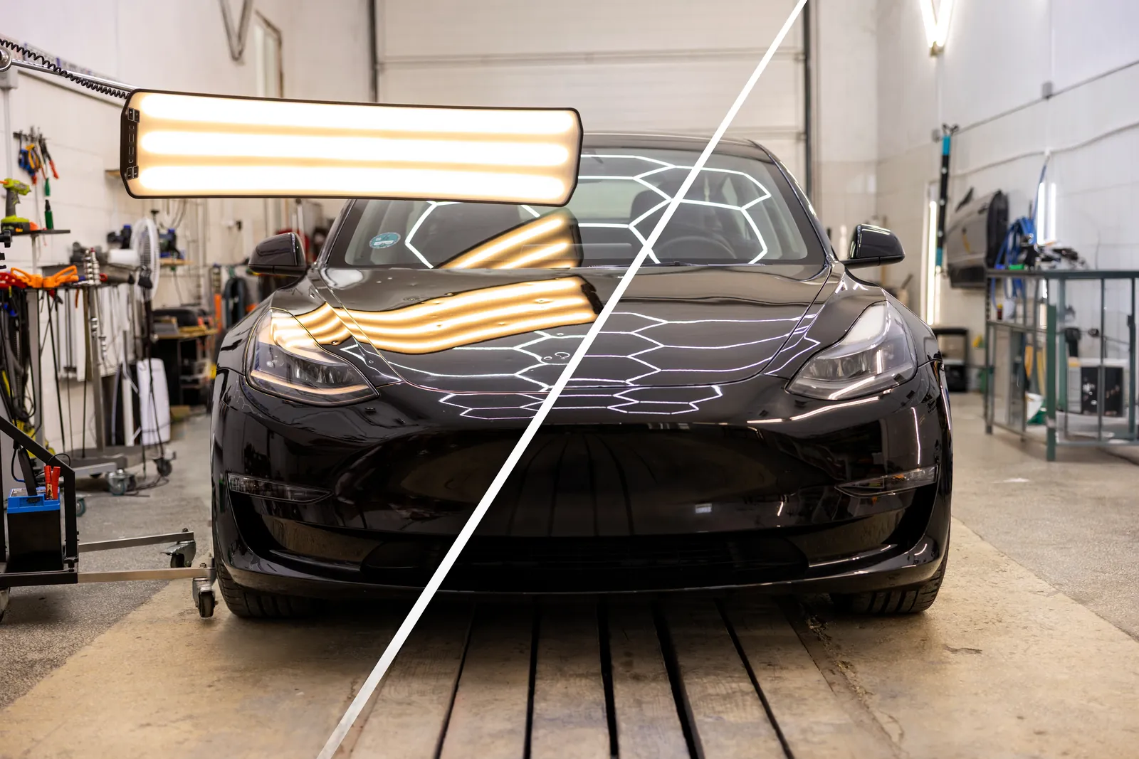 La même voiture après réparation de la carrosserie, sur le banc de l’atelier